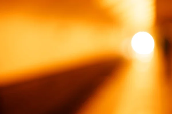 Diagonal metro tren turuncu ışıklar bokeh arka plan ile — Stok fotoğraf