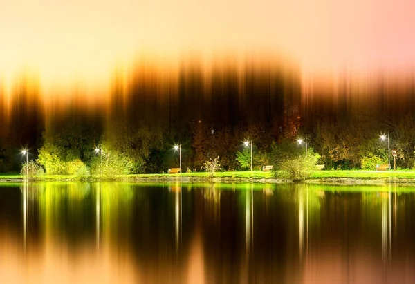 극적인 밤 공원 조명 반사 배경 — 스톡 사진