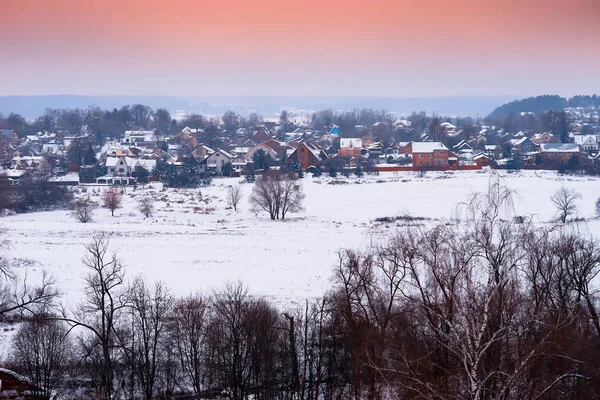 Russische dorp in winter zonsondergang achtergrond — Stockfoto