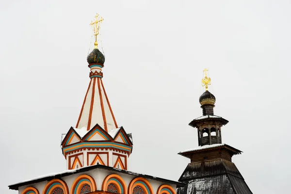 Horizontal orthodox church in Moscow backdrop — Stock Photo, Image