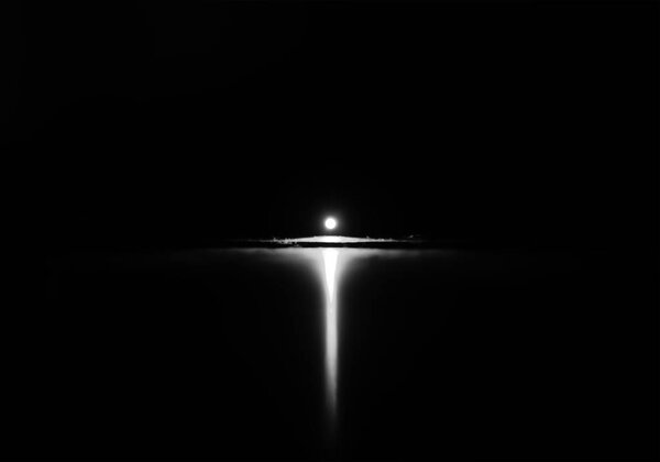 Горизонтальное черно-белое сияющее солнце на фоне иллюстраций
