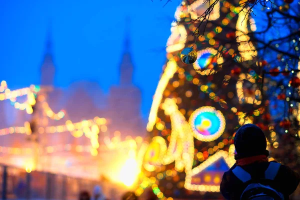 Turist bokeh ile Moskova Noel ağacı süsle