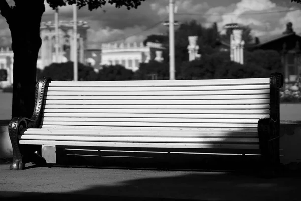 Horizontale bankje in stad park achtergrond — Stockfoto