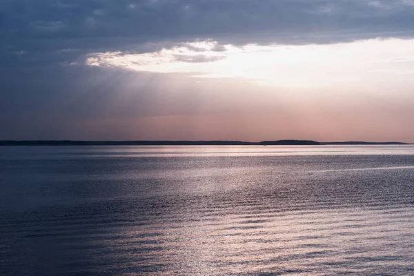 Okyanusu günbatımı ışınları arka plan manzara