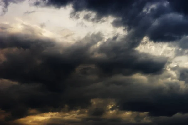 Horizontal dramático paisaje nuboso fondo —  Fotos de Stock