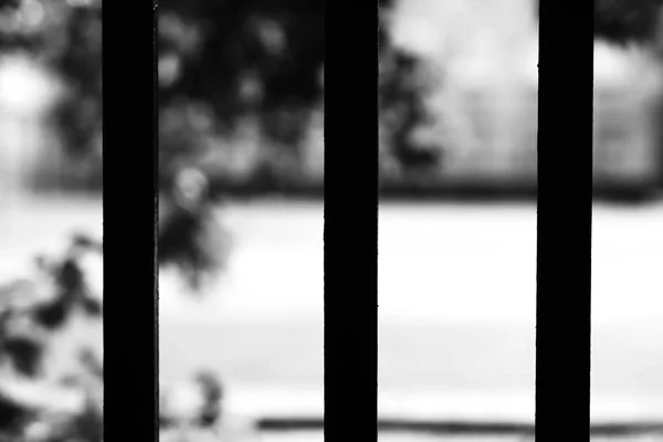 Vertikale schwarz-weiße Gefängniszelle Bokeh Hintergrund — Stockfoto