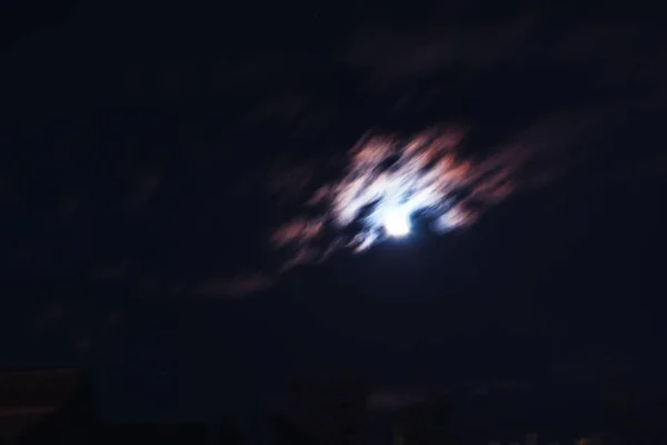 Nacht wolken in beweging en gloeiende maan achtergrond — Stockfoto