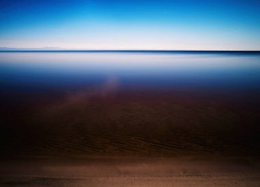 Yatay canlı pürüzsüz dağ gölü Plajı kum manzara