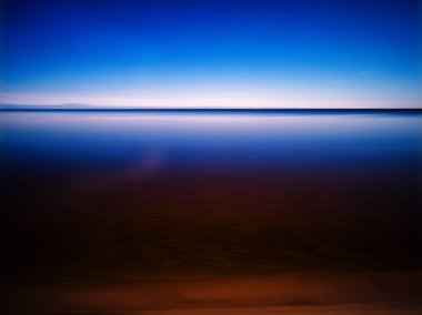 Pürüzsüz dağ gölü soyutlama açık sabah