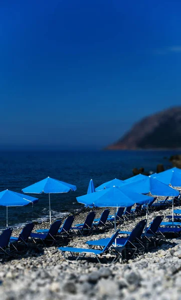 Vertical vívido playa azul sombrillas bokeh fondo telón de fondo — Foto de Stock