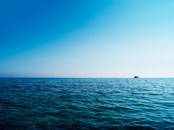 Poziome niebieski ocean statek na horyzoncie tło — Zdjęcie stockowe