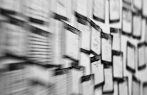Horizontal noir et blanc notes collantes bureau cerveau orage abstention — Photo