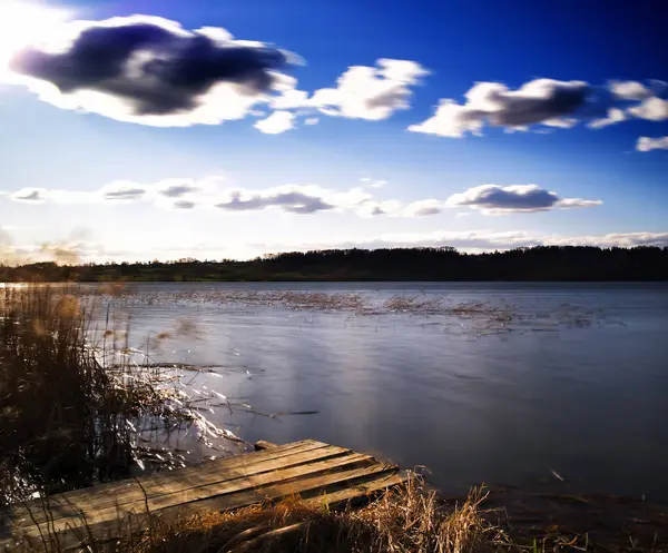 Nehir manzara arka plan üzerinde yatay canlı günbatımı