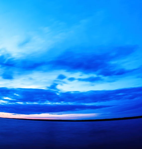 Vertical vívido super largo ângulo oceano horizonte curvo com nuvem — Fotografia de Stock