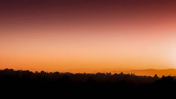 Horizontal rojo anaranjado vívido turco atardecer horizonte silueta ba — Foto de Stock