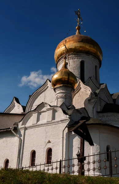 垂直的东正教教堂 — 图库照片