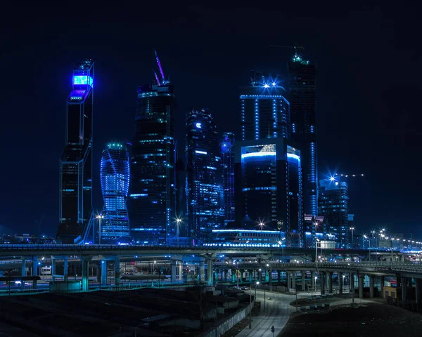 Horizontal noite azul vívida Moscou centro de negócios da cidade backgrou — Fotografia de Stock
