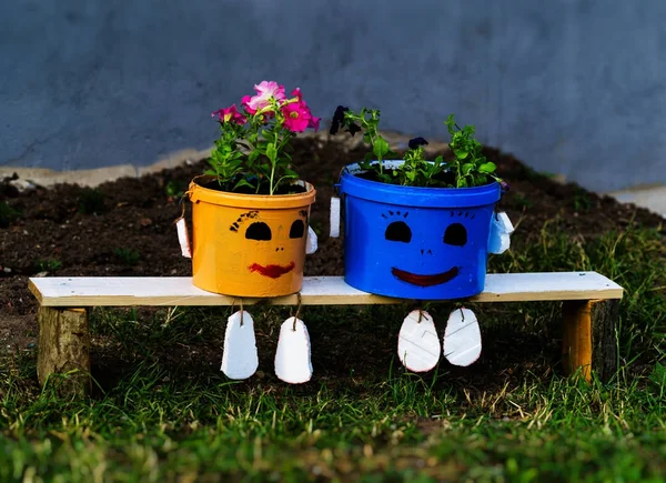 Maceta de flores horizontal en composición de banco — Foto de Stock