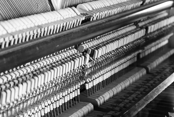 Horizontal blanco y negro dentro de fondo de composición de piano —  Fotos de Stock