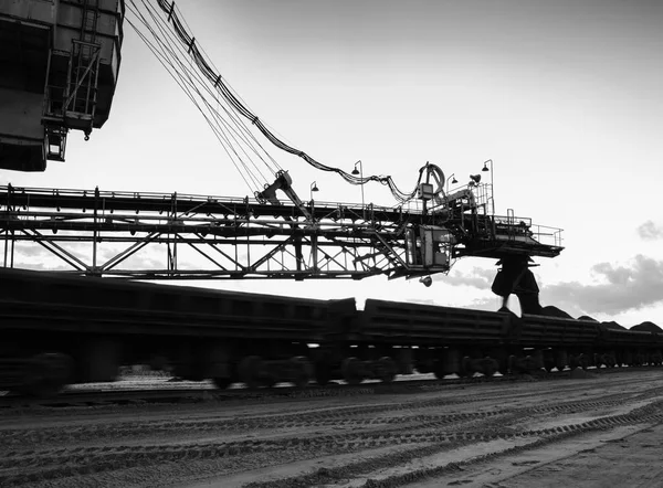 工業プロセスの背景をロード横の黒と白 — ストック写真