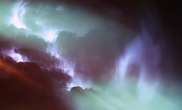 Οριζόντια ζωντανά ζωηρά μπλε κεραυνούς θύελλα cloudscape φόντο σκηνικό — Φωτογραφία Αρχείου
