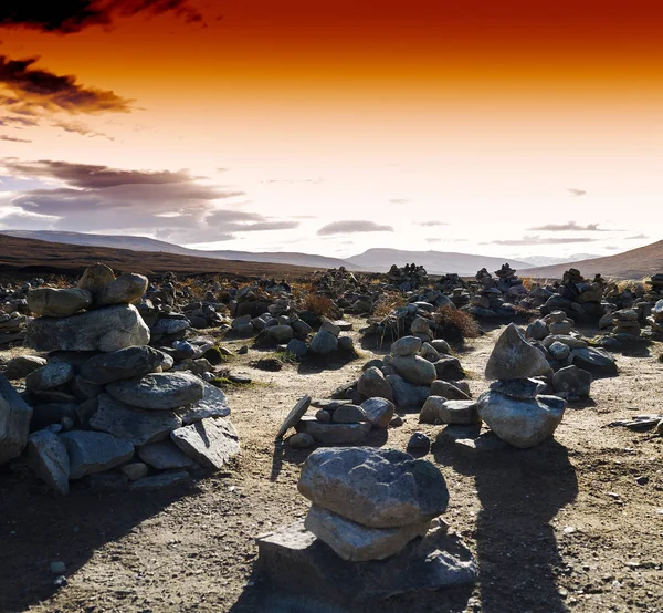 Horizontal lebhaften Sonnenuntergang Norwegen Polarsteine Feld Landschaft zurück — Stockfoto