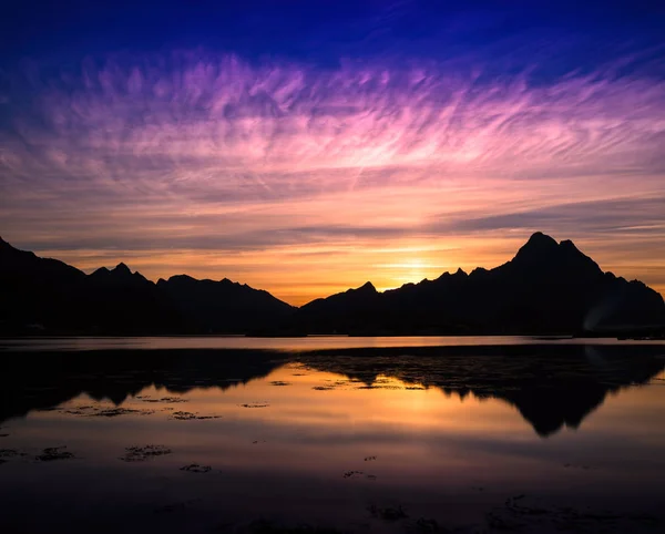 Horizontal vibrante vibrante Noruega fiorde oceano montanha paisagem b — Fotografia de Stock