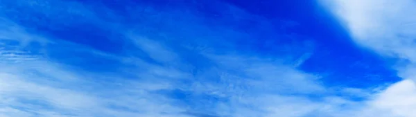 Horizontal lebendige blaue Wolkenlandschaft dramatische Wolken Hintergrund zurück — Stockfoto