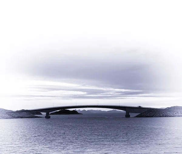 Square soft bllue sepia Norvège pont coucher de soleil horizon océan paysage — Photo