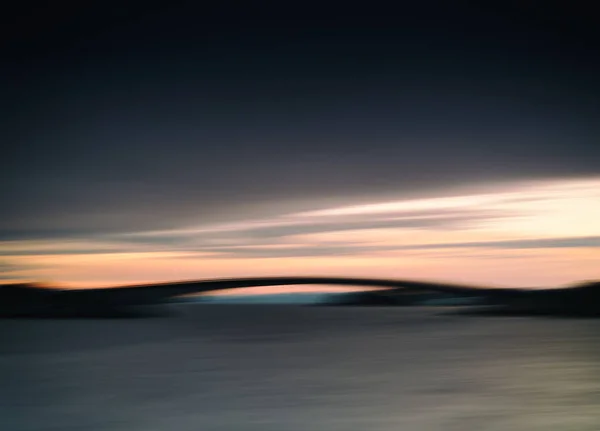 Горизонтальная тёмная яркая абстракция дугового моста через Норвежскую реку — стоковое фото