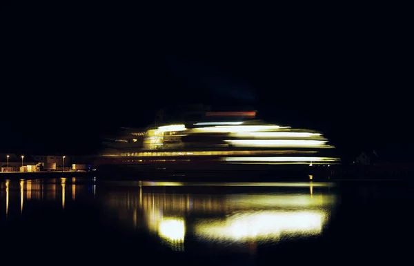 Yatay canlı dönen gemi hareket bulanıklığı gece soyutlama bac — Stok fotoğraf
