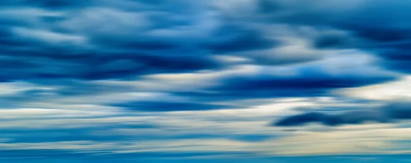 Horizontální živé modré Cloudscape dramatické mraky abstrakce Bac — Stock fotografie