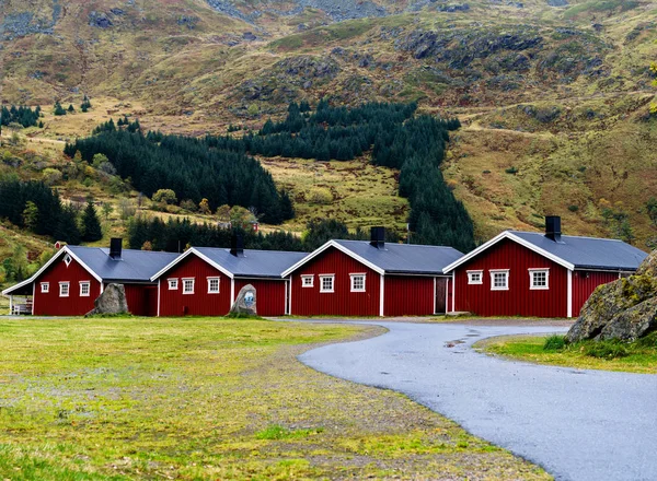 Horizontal vívido Noruega acampamento cabines natureza fundo backdr — Fotografia de Stock