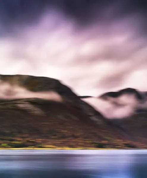 Dikey canlı sert Norveç fiyordu manzara soyutlama backgr — Stok fotoğraf
