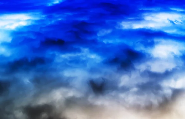 VERTICALE ORIZZONTALE VIVID BLUE CLOUDSCAPE DRAMATIC CLOUDS BACKGR — Foto Stock