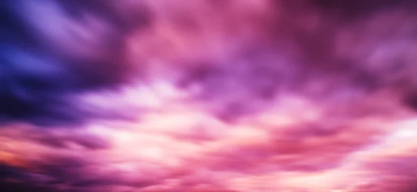Горизонтальные яркие яркие яркие гладкие розовые облака облака backgroun — стоковое фото