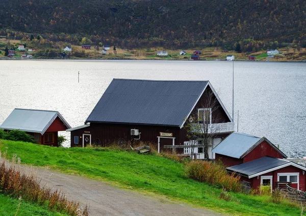 Horizontal vívida casa de Noruega en la orilla del paisaje del río — Foto de Stock