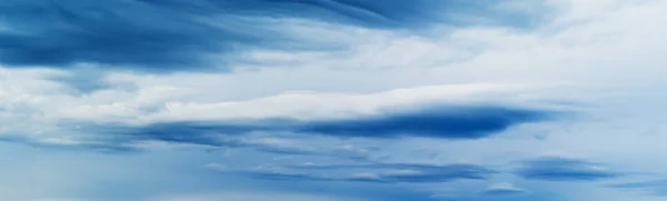 HORIZONTAL VIVID BLUE CLOUDSCAPE DRAMATIC CLOUDS ANTECEDENTES —  Fotos de Stock