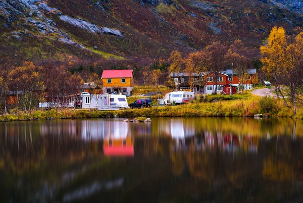 全水平鮮やかな秋ノルウェー キャンプ反射背景バック — ストック写真