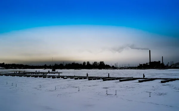 Horizontale donkere winter industriële Finland district achtergrond ba — Stockfoto