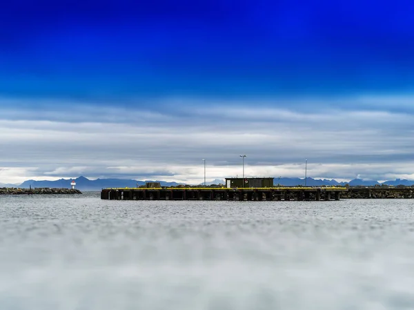 Horizontale levendige Noorwegen speelgoed pier kade gebouw achtergrond backdr — Stockfoto