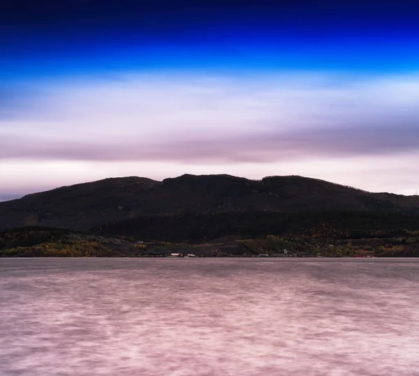 Horizontal dramatisch Norwegen Fjord Hügellandschaft Hintergrund — Stockfoto