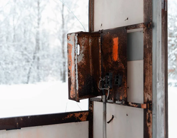 Horizontal rusty cyberpunk public call-box winter bokeh backgrou — Stock Photo, Image