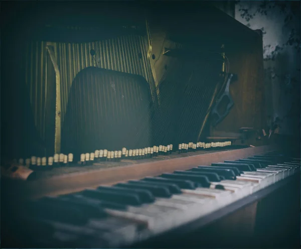 Inside old vintage opened piano bordered — Stock Photo, Image