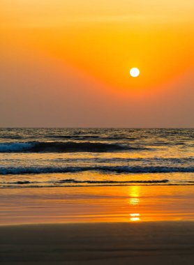 Dikey canlı turuncu golden sunset Bulvarında okyanus plaj arka plan ba