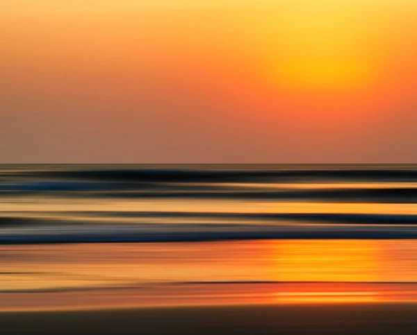 Horizontal laranja vívida dourada Oceano Índico pôr do sol movimento abstra — Fotografia de Stock