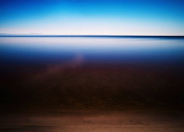 Yatay canlı pürüzsüz dağ gölü Plajı kum manzara