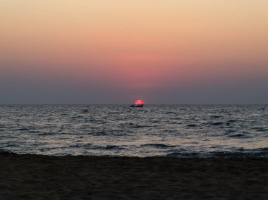Teknede Goan Okyanusu günbatımı