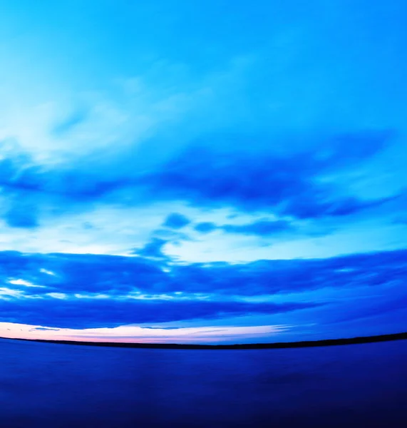 Vertikal levande super vidvinkel ocean böjda horisonten med molnet — Stockfoto