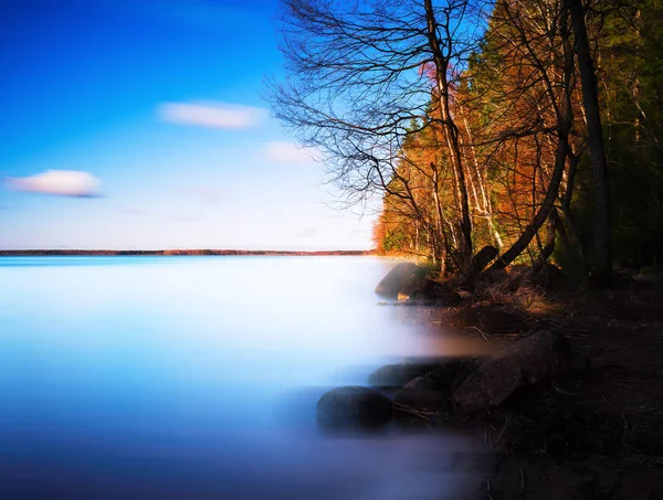 Горизонтально-драматический гладкий пейзаж молочного озера — стоковое фото